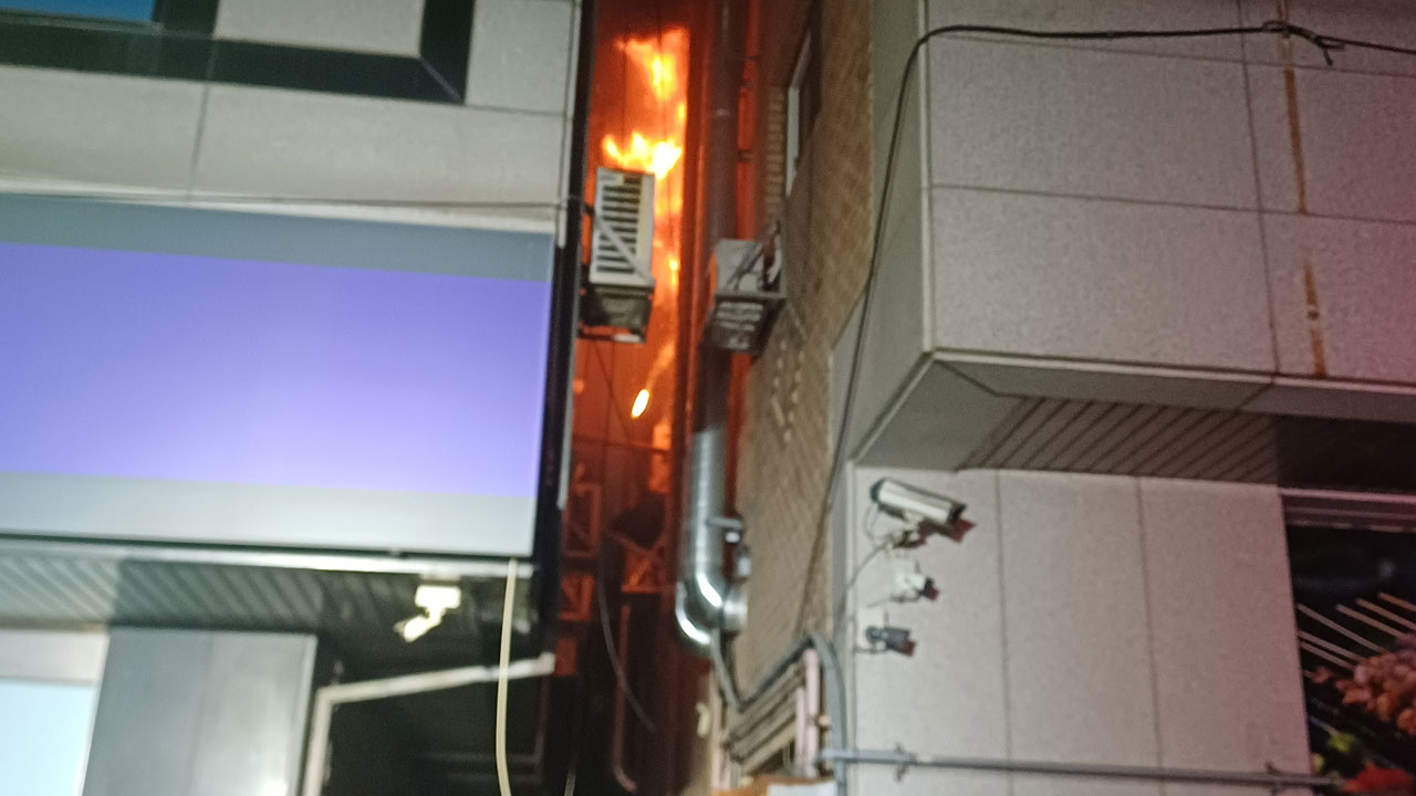 바퀴벌레 잡으려다 화재‥이웃 주민 숨지게 한 혐의로 20대 여성 구속