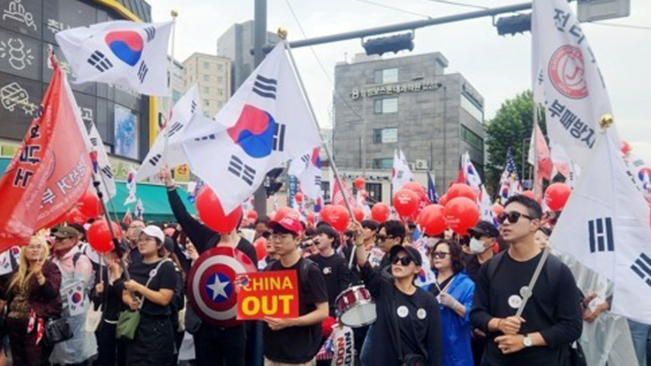 경찰, '중국 대사 얼굴 현수막 훼손 혐의' 3명 피의자 조사 