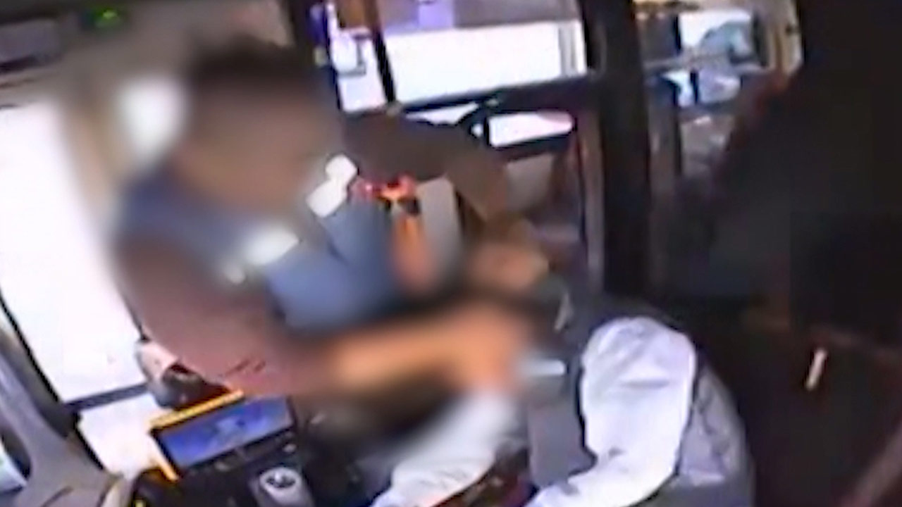 "왜 안 내려줘?" 하차 요구 거부한 버스 기사 폭행 50대 구속