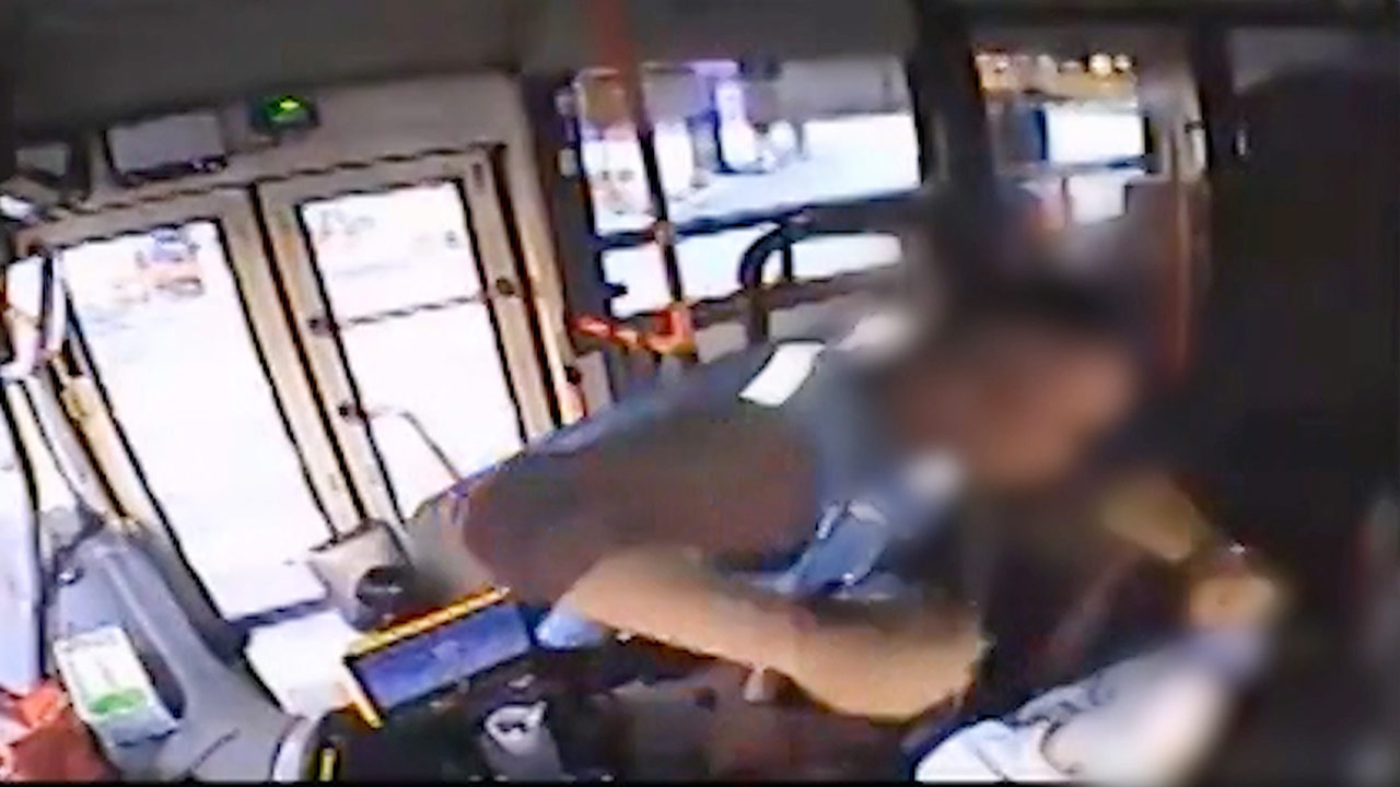 "왜 안 내려줘?" 하차 요구 거부한 버스 기사 폭행 50대 구속