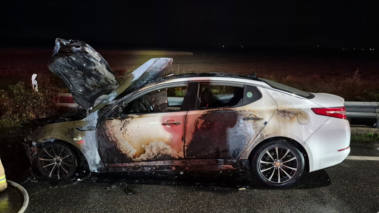 전북 김제서 달리던 차량 불‥다친 사람 없어