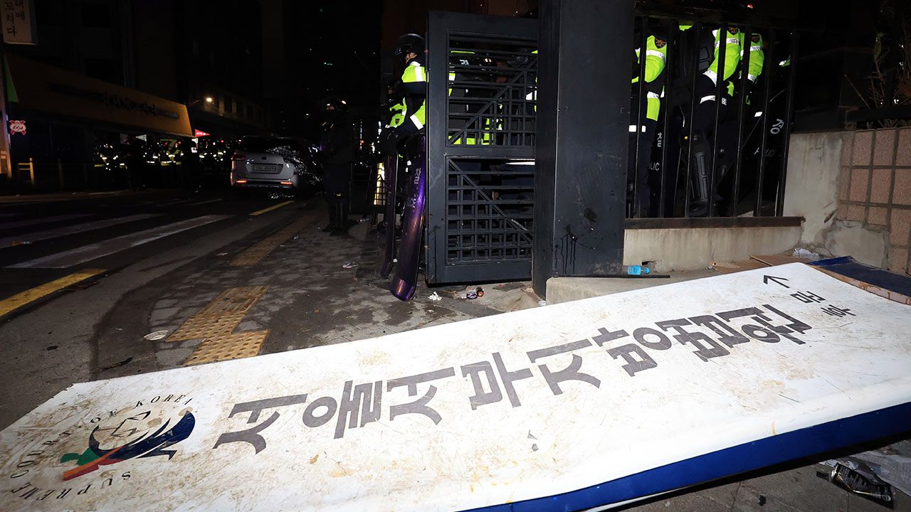 '서부지법 폭동' 당시 법원 침입 2명 항소심서 집행유예‥"초범에 범행 인정"