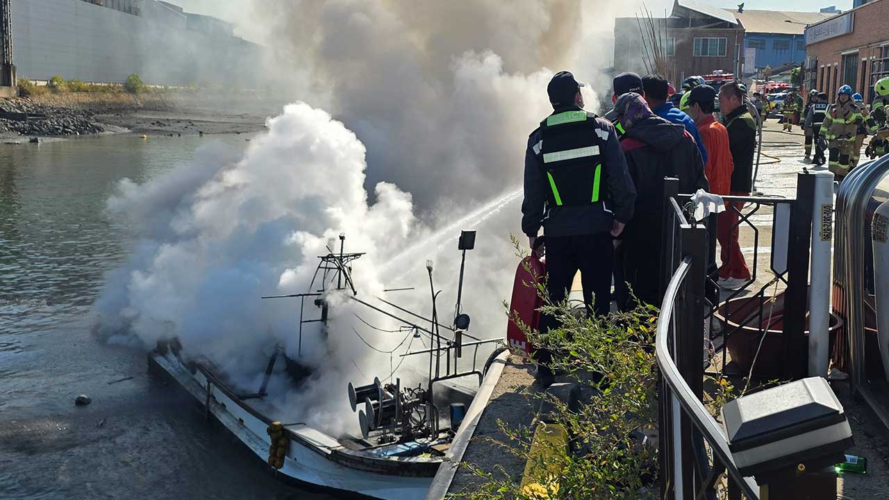 인천 화수부두 4.5톤 꽃게잡이 어선에 화재