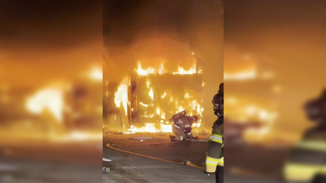 경기 하남 고속도로서 공항버스 불‥인명피해 없어