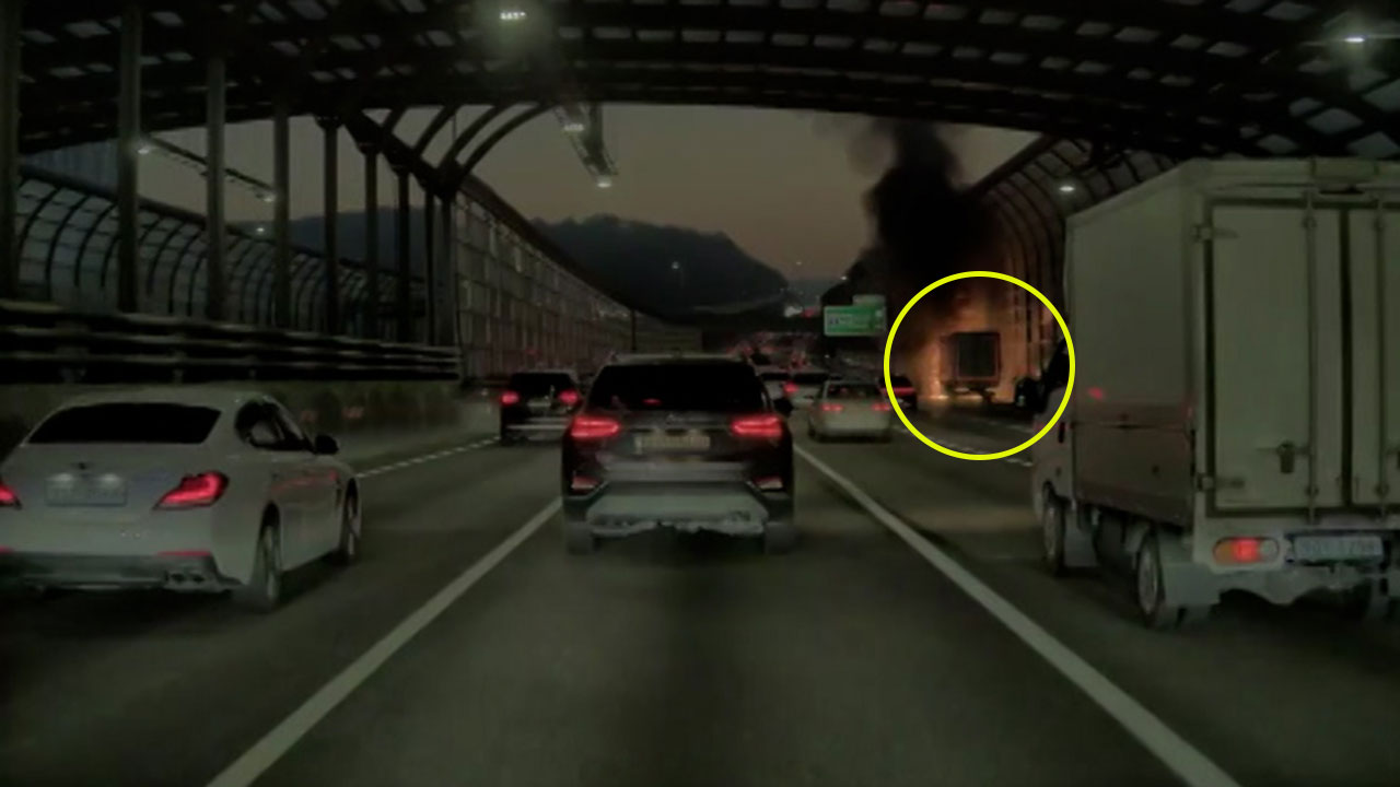 경기 용인 영동고속도로 달리던 화물차서 불‥인명피해 없어