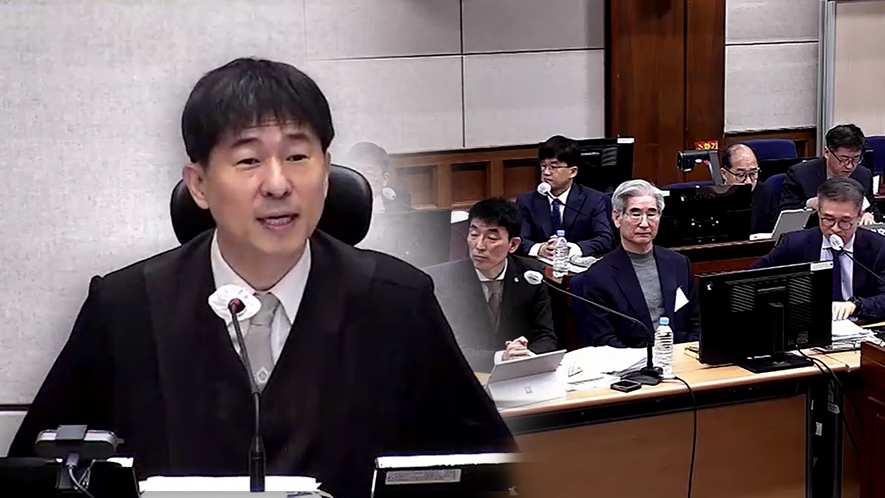 김용현 재판 방청객들, 지귀연 부장판사에게 "귀여우시다" 환호