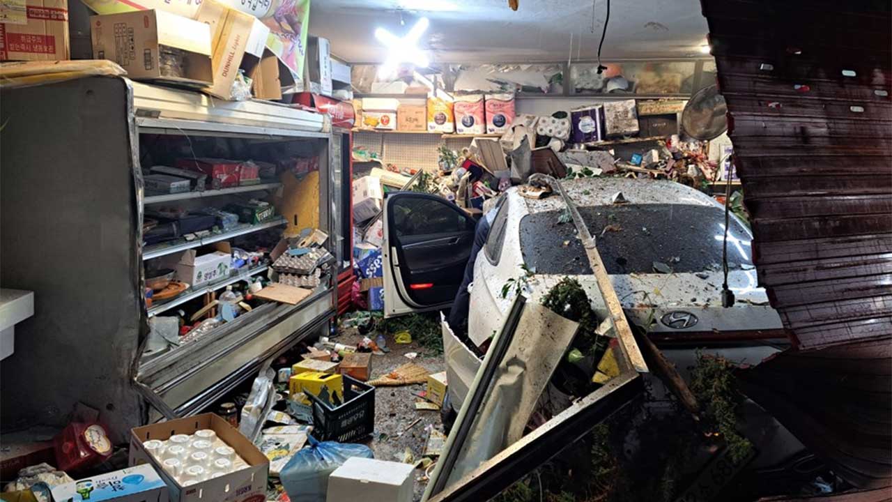 경북 안동서 음주 차량 마트 돌진‥동승한 10대 2명 부상