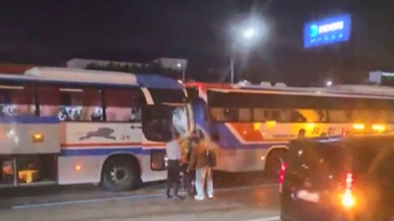 경부고속도로 서울요금소 인근서 버스 등 4대 연쇄추돌‥10명 경상