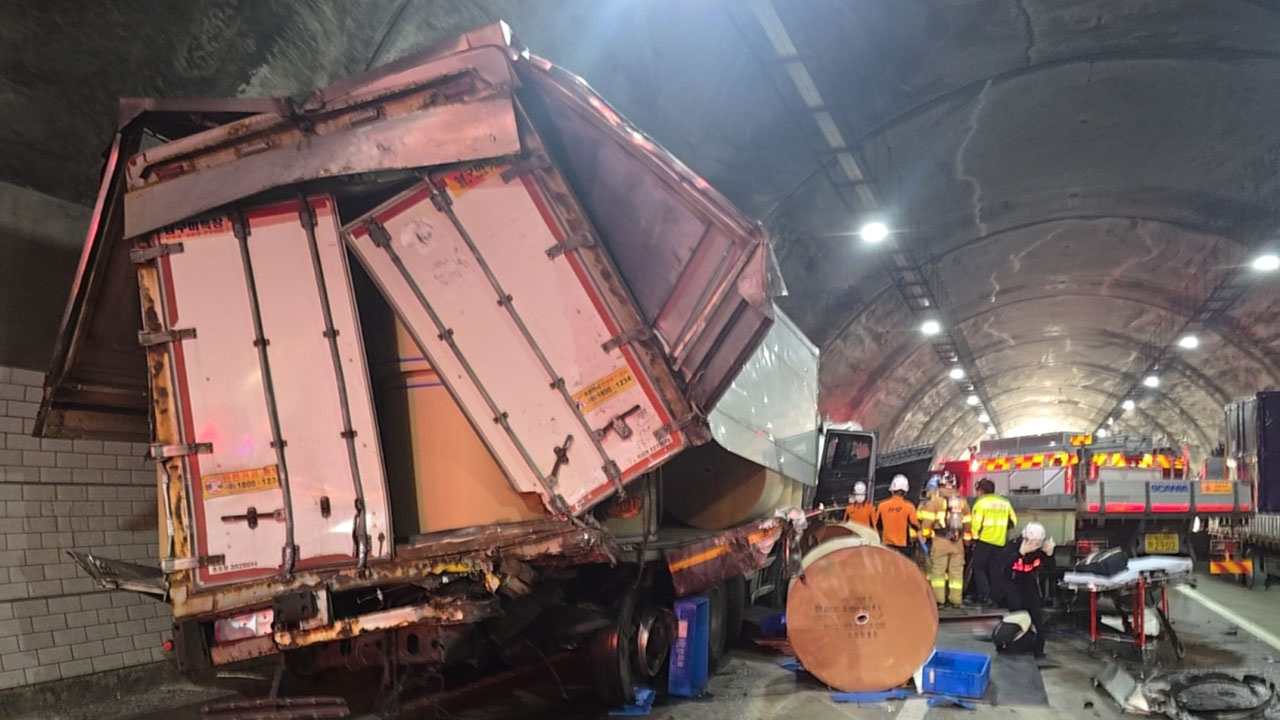 경부고속도로 천안호두휴게소 인근서 택배차가 화물차 추돌‥1명 사망