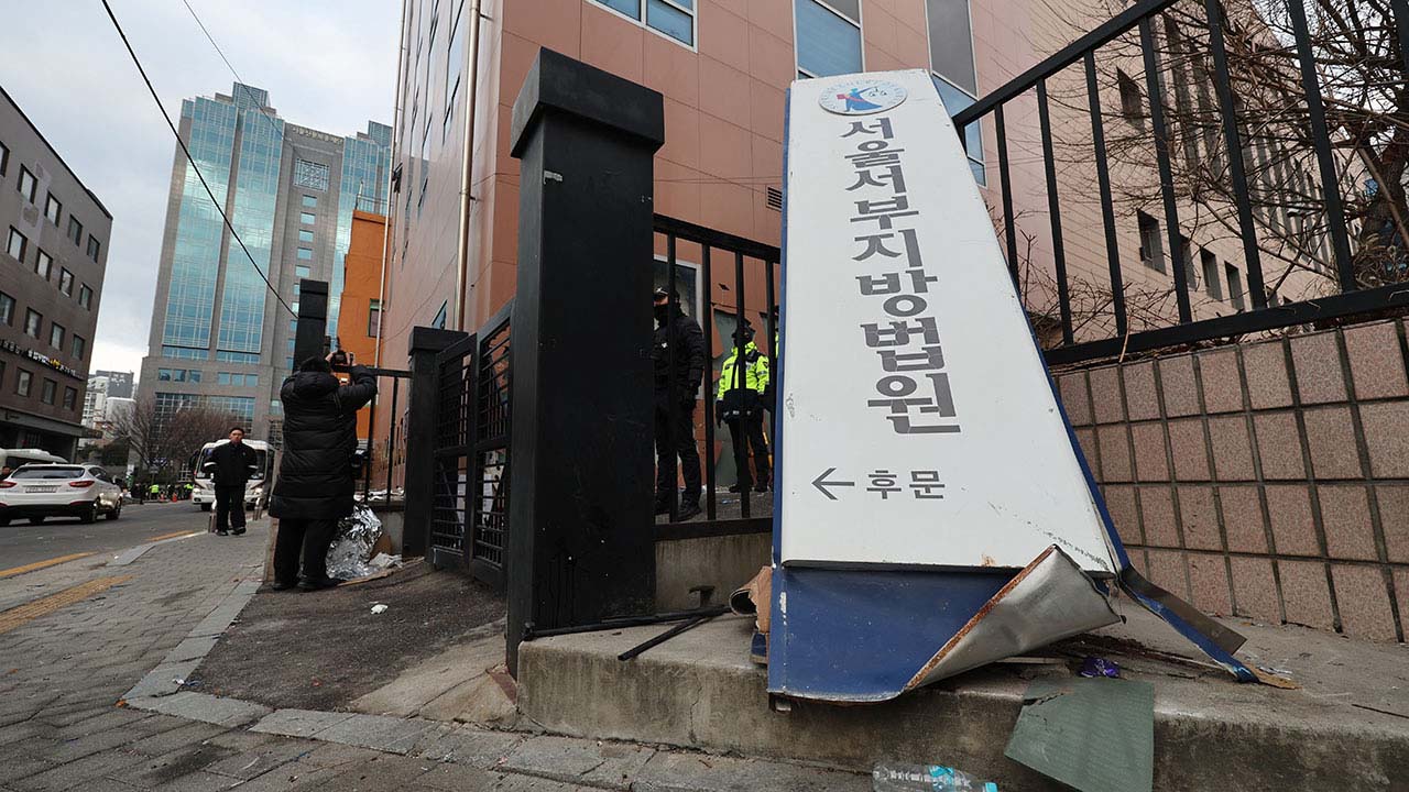 '서부지법 폭동' 가담한 50대 남성, 1심서 집행유예