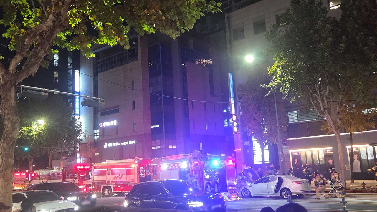 서울 대치동 학원가 승용차 불‥다친 사람 없어