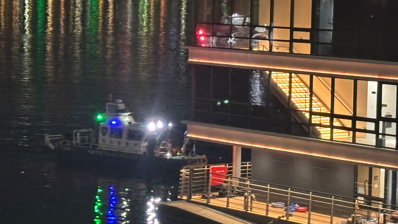 한강버스, 잠실선착장 인근에서 멈춰‥승객 80여명 구조