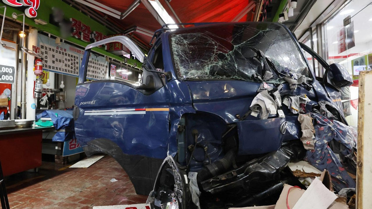 부천 시장 돌진 운전자, 주차 아닌 '주행' 기어 넣고 내렸다 참변