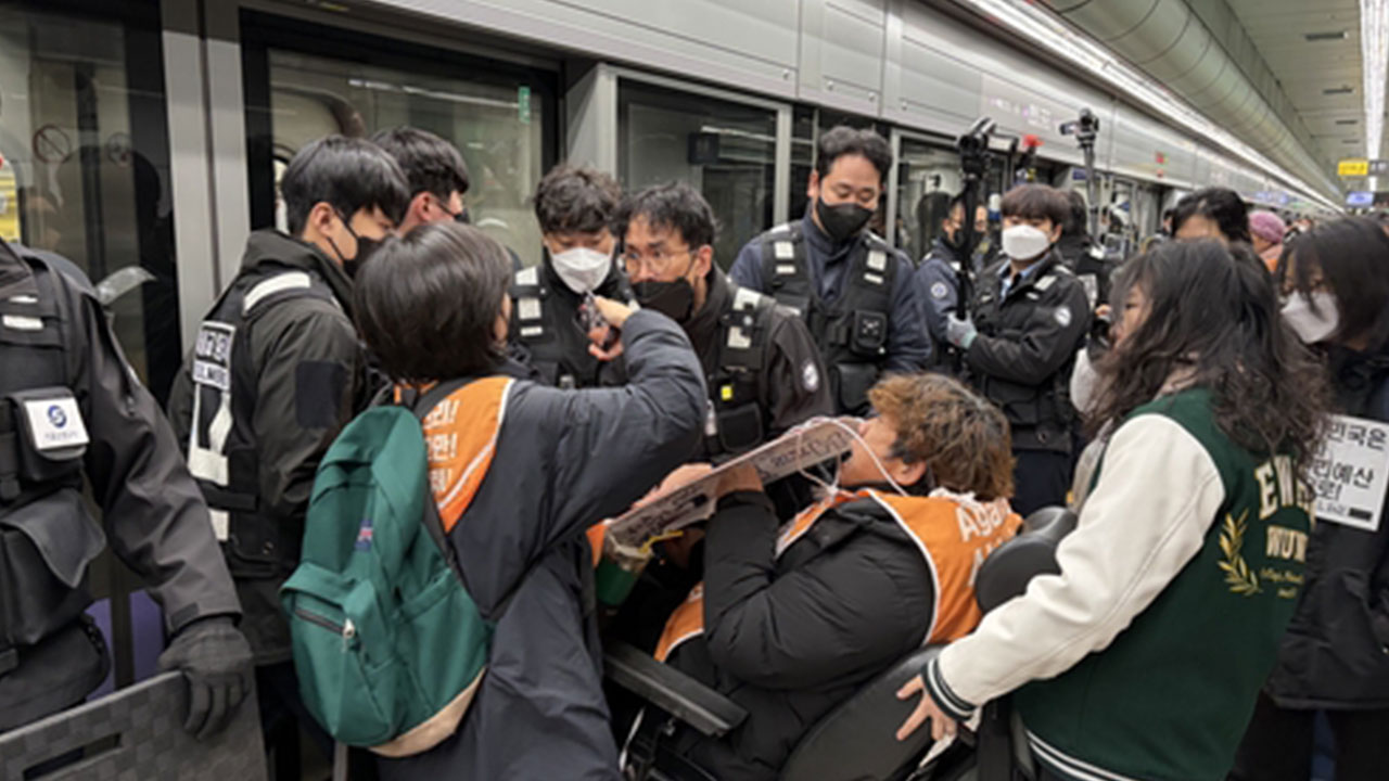 경찰, '장애인 권리 예산 시위' 활동가 현행범 체포