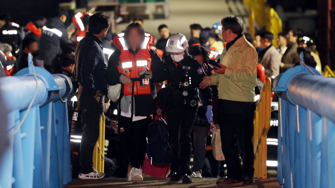 [속보] 해경 "신안 해상 좌초 여객선 승객 244명 전원 구조 완료"