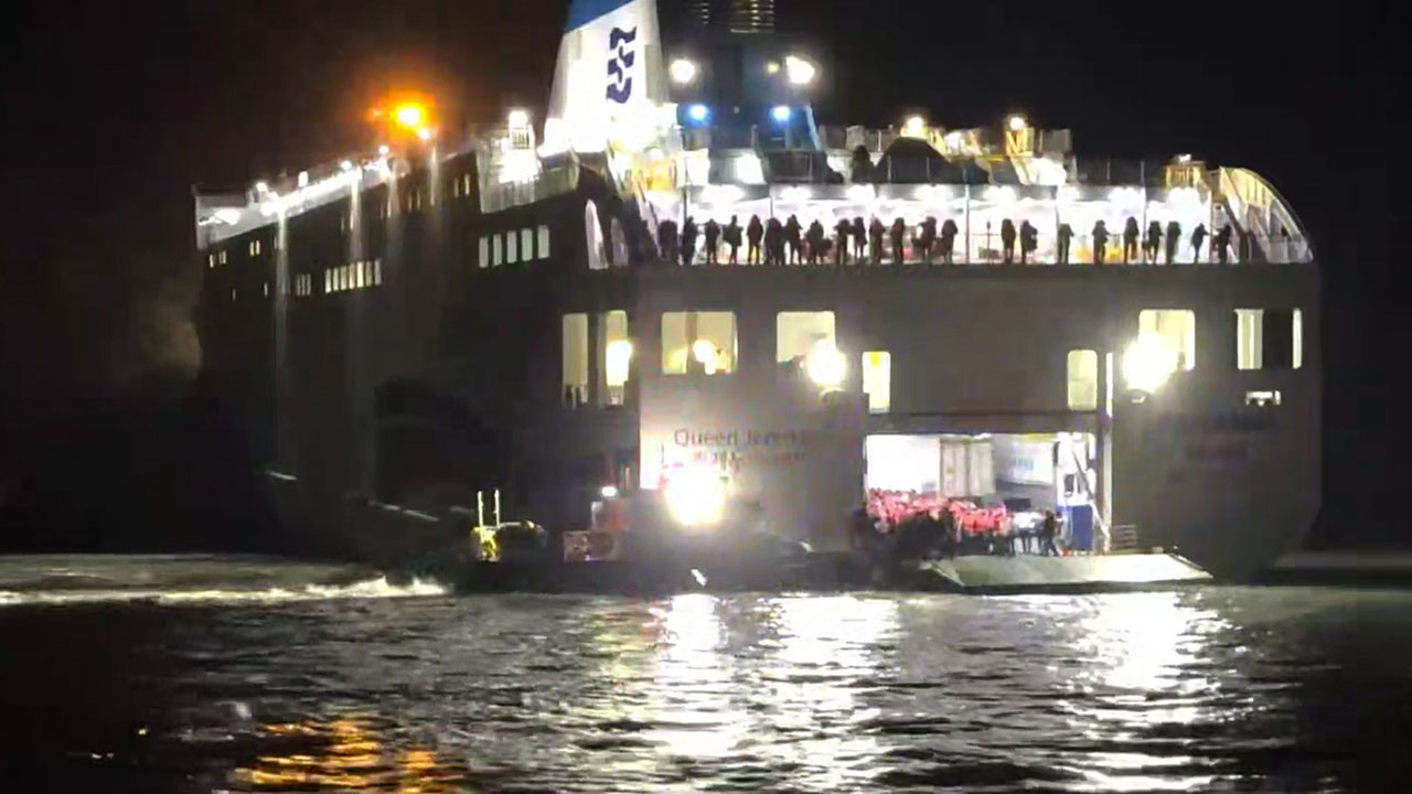 신안 좌초 여객선, 사고 9시간 반 만에 항구 도착‥"본격 원인 조사"