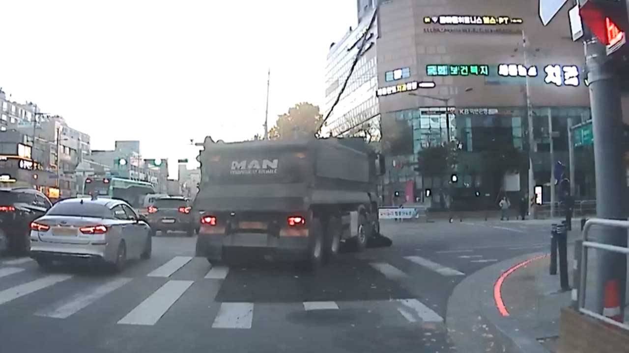 망우역사거리서 25톤 트럭에 자전거 치여‥60대 다리 부상