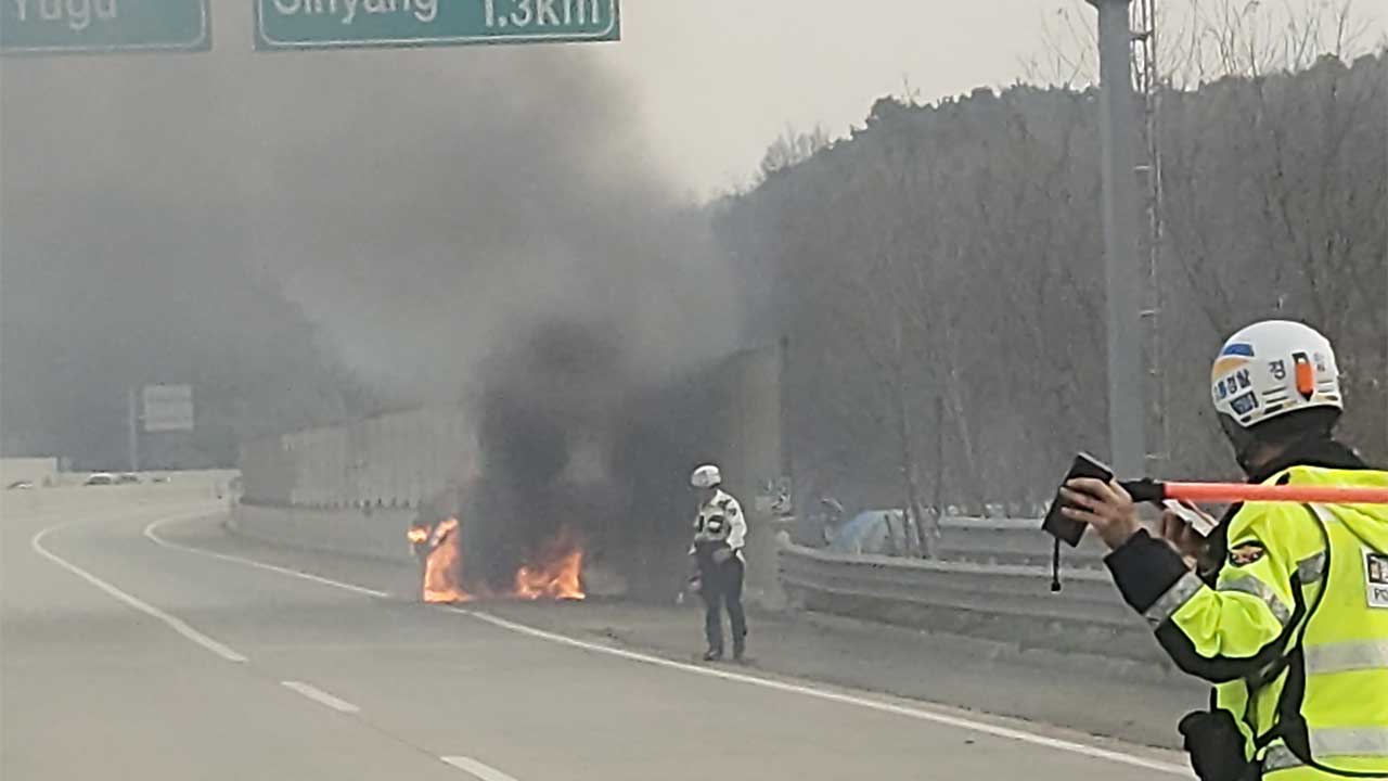 당진대전고속도로 달리던 차량서 불‥인명피해 없어