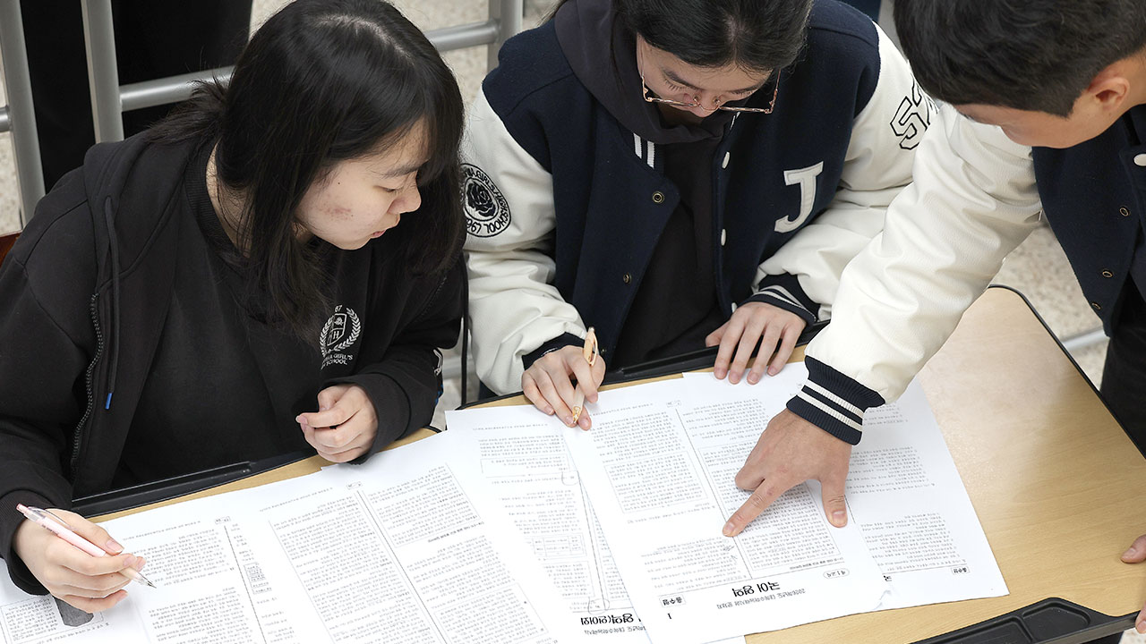 평가원, 교수진 '오류' 주장에도 "수능 문제·정답 모두 이상 없음"