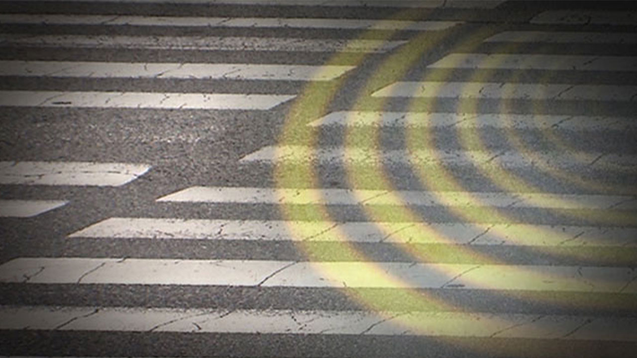 도로 달리던 전기자전거와 승용차 충돌‥자전거 타던 30대 사망