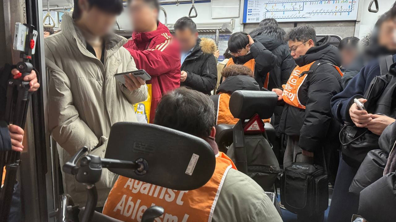장애인단체 지하철 탑승 시위‥서울 지하철 1호선 열차 지연