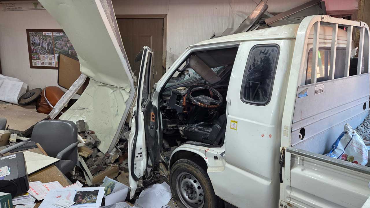 충남 당진서 화물차가 부동산중개업소 돌진‥4명 다쳐