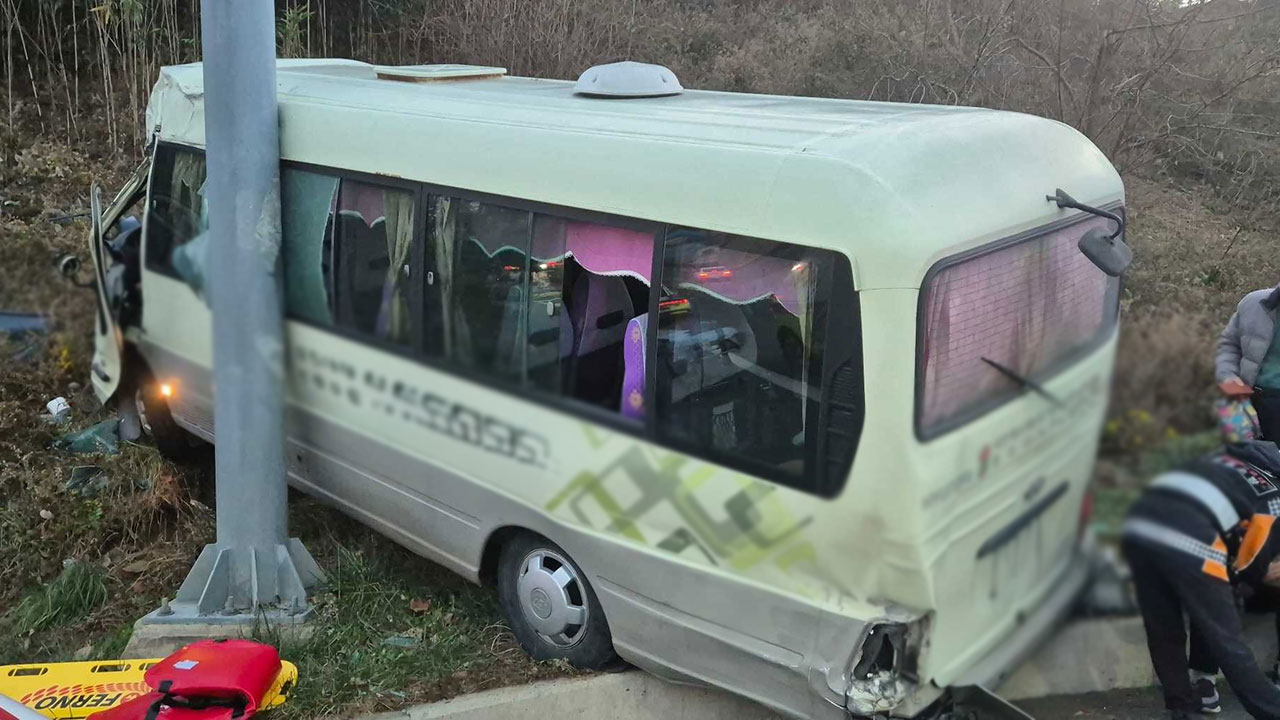 강원 삼척서 25인승 버스, 도로 시설물 충돌‥9명 부상