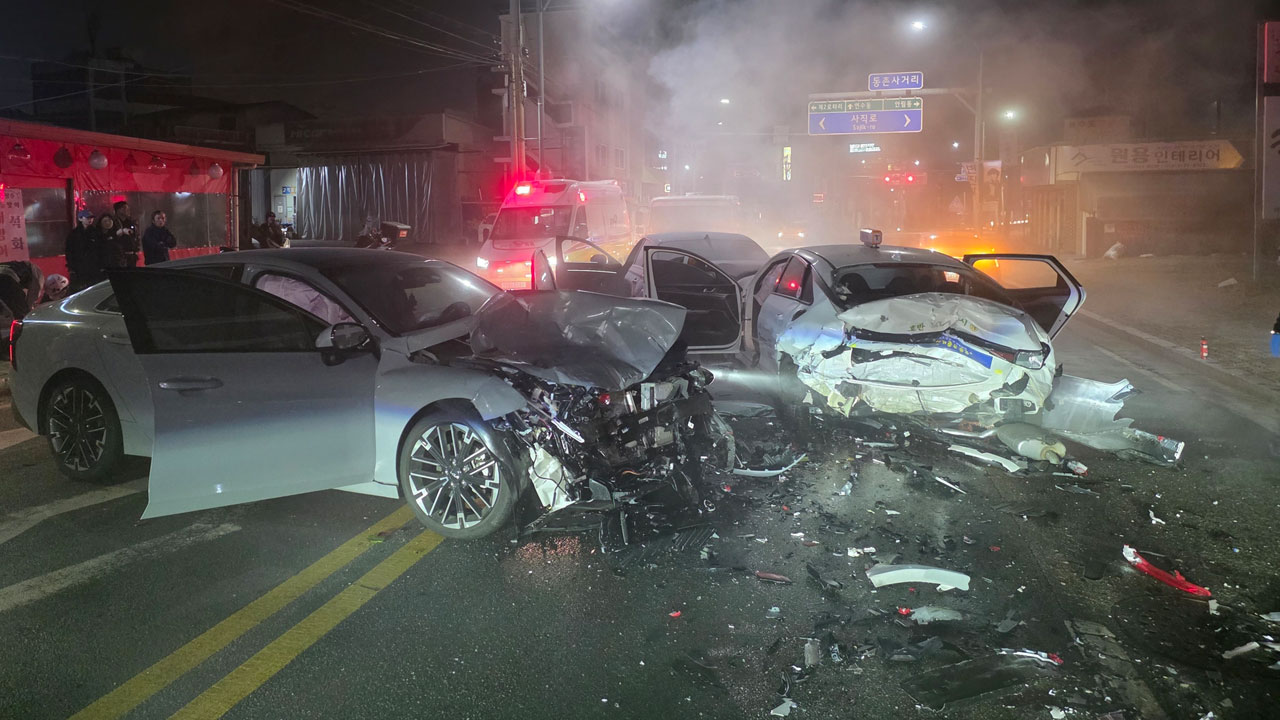 충북 충주서 차량 4대 연쇄 추돌‥3명 부상