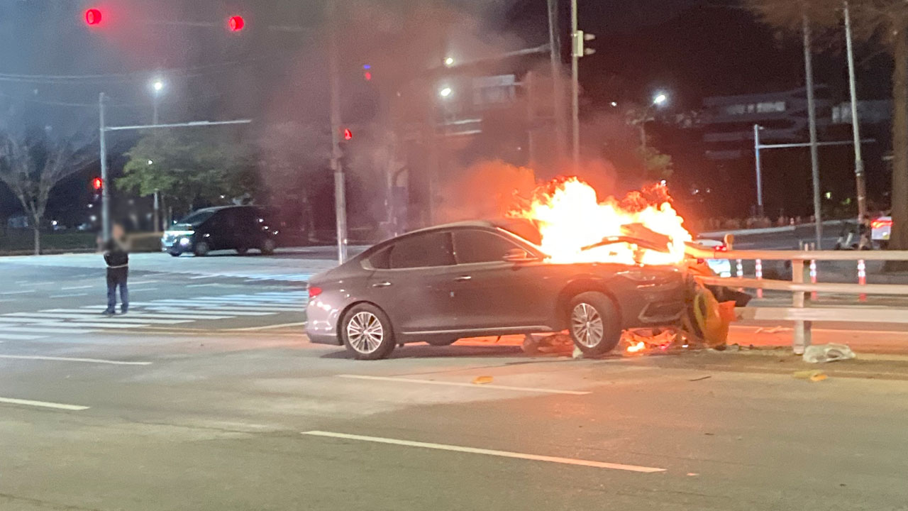 부산 해운대서 음주차량 중앙분리대 들이받아‥충돌 뒤 화재