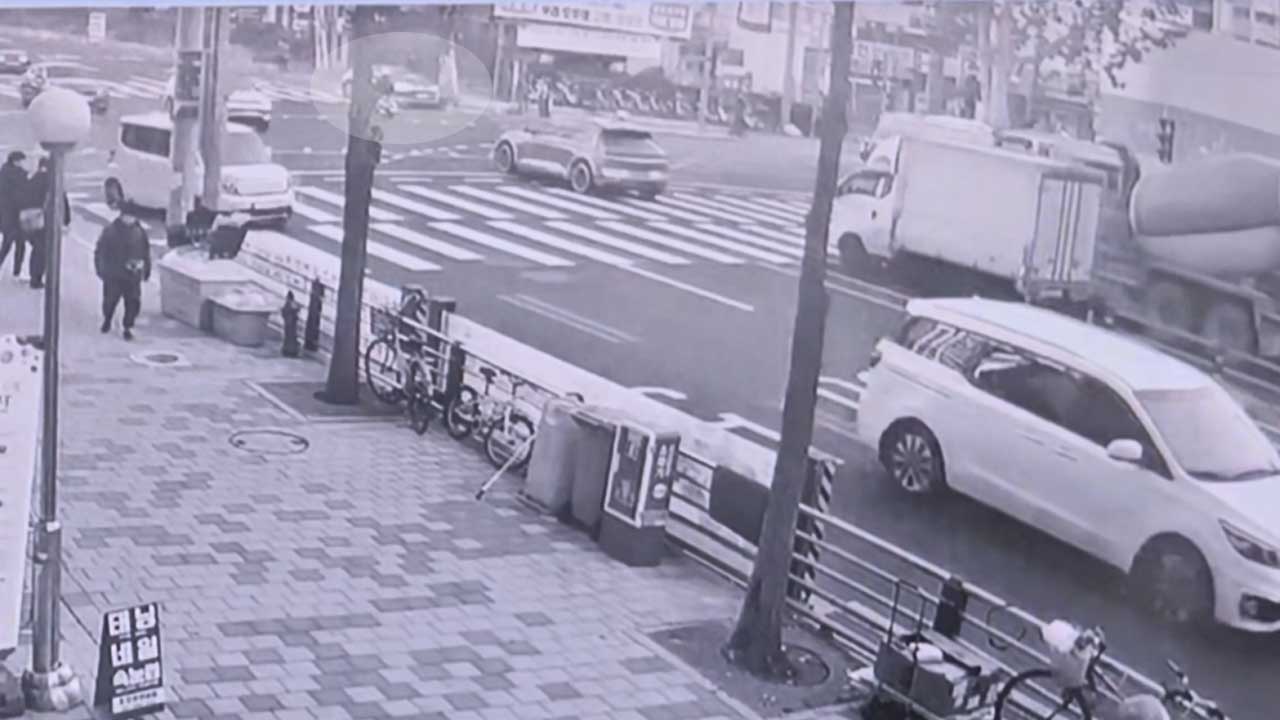 역주행 승용차가 학원버스 들이받아‥1명 사망·6명 부상