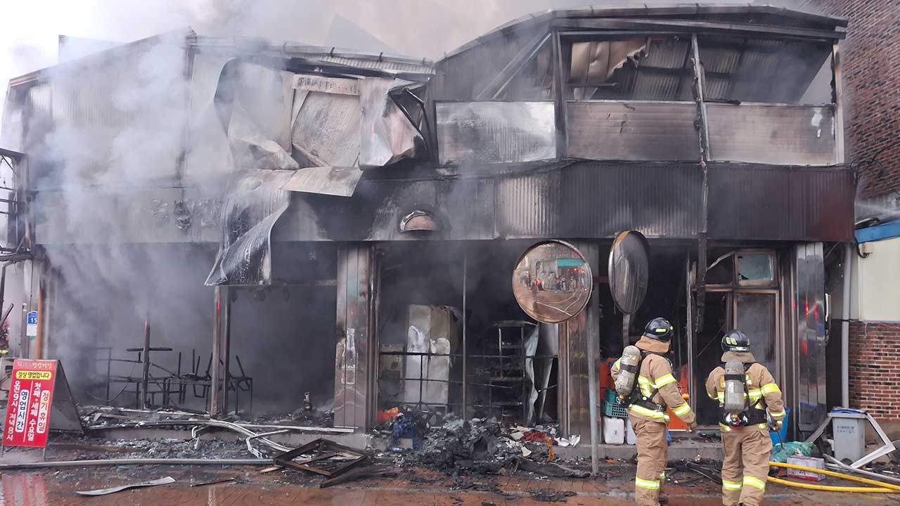 전남 영암 중식당서 불‥5명 연기 흡입·병원 이송