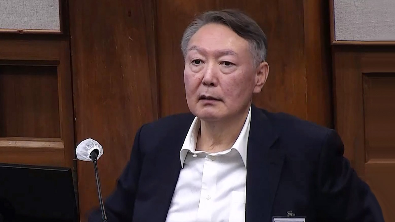 윤석열 전 대통령 부친 묘지 근처에 철침 박은 70대 2명 체포