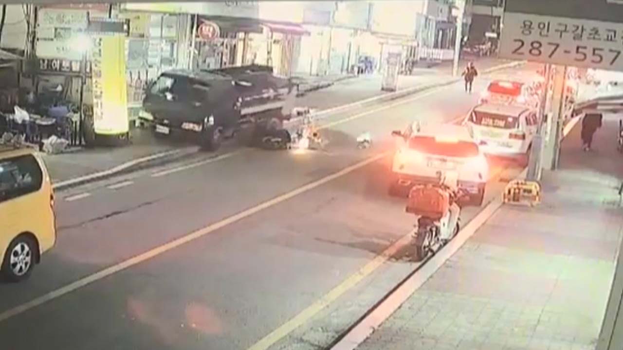 운전자 자리 비운 사이 트럭 미끄러져‥고등학생 1명 경상