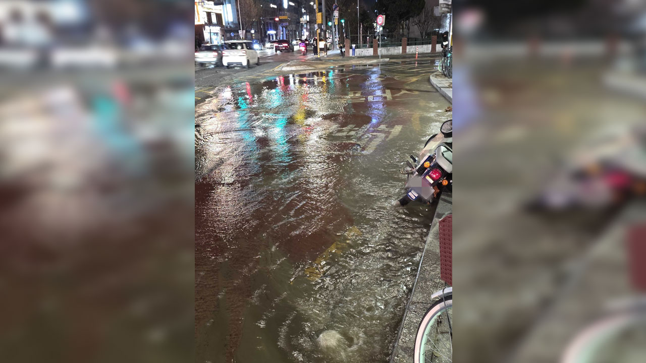 서울 강동구 굽은다리역 근처 상수도 파열‥침수 복구 완료