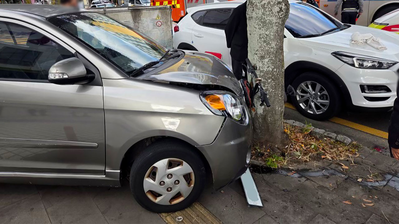 80대 몰던 차량이 보행자 2명 들이받아‥3명 병원 이송