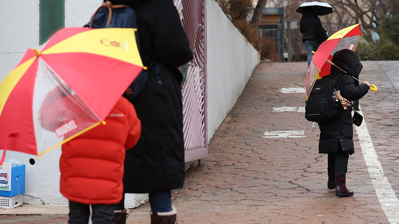 '부모 퇴근 전 공백' 메운다‥새해부터 야간 돌봄 360곳 확대 