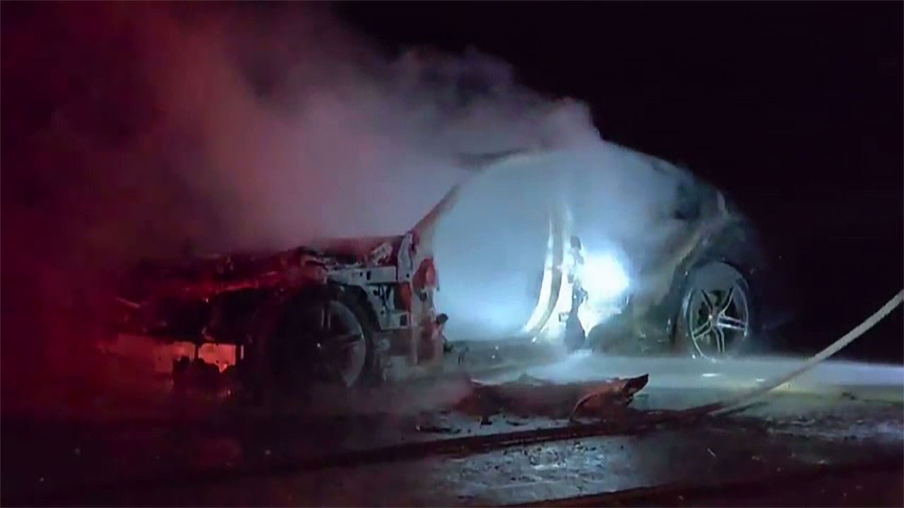 충남 공주 글램핑장에서 차량 전소‥인명피해 없어