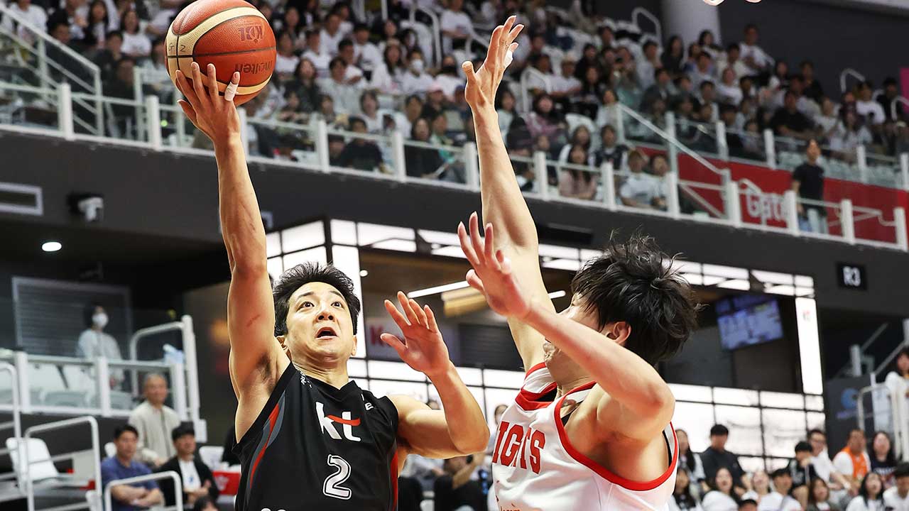 프로농구 KT, 2패 뒤 1승 반격‥SK에 77-64 승리