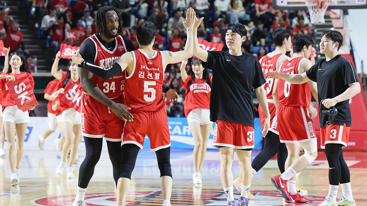 SK, 3패 뒤 2연승 반격‥안영준·워니 38점 합작