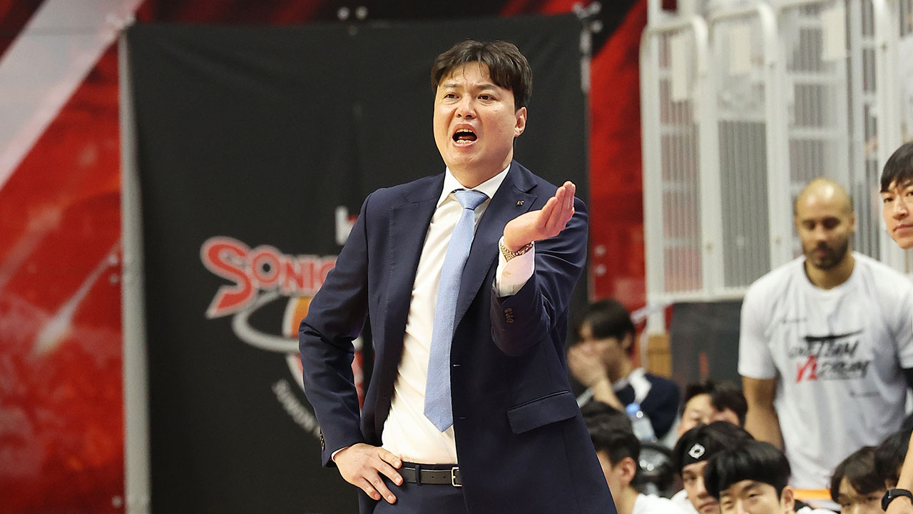 '지난해 2위·올해 4강' 프로농구 kt, 송영진 감독과 결별