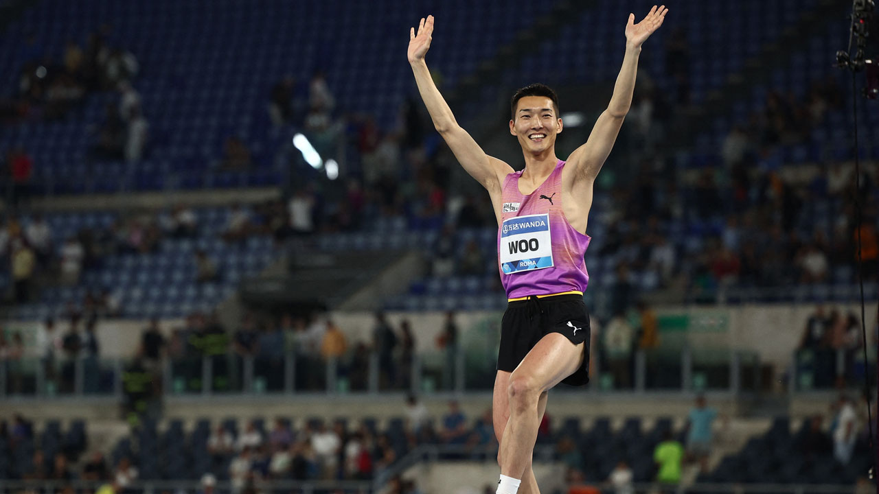 우상혁, 시즌 최고 '2m32'로 로마 다이아몬드리그 우승
