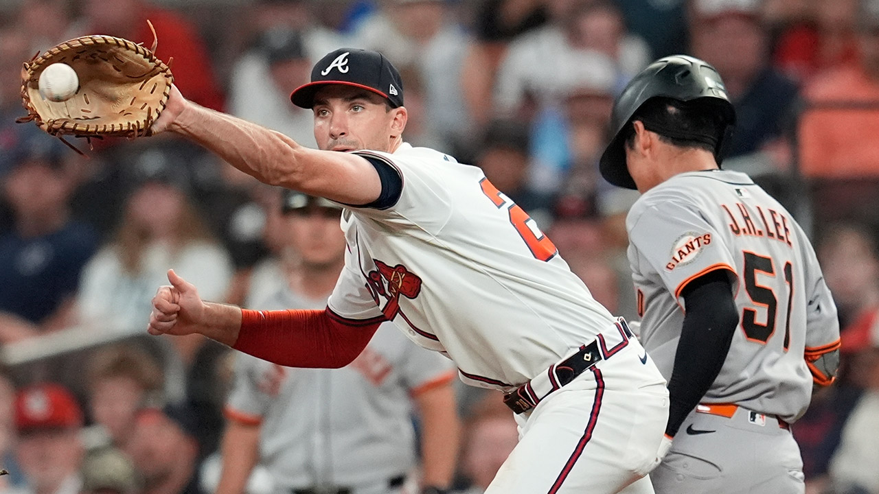 [MLB] 이정후, 행운의 내야 안타 뒤 수비 실수‥김하성은 허리 통증 교체