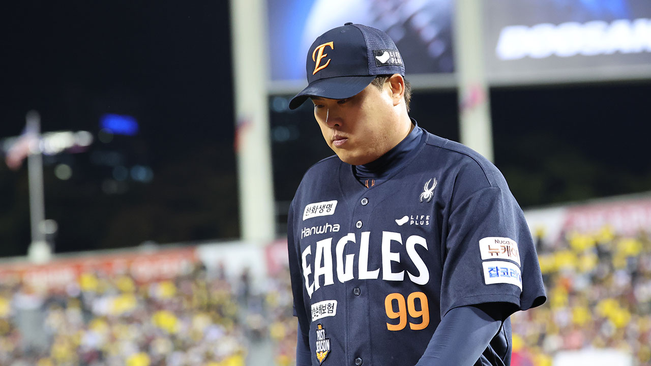 한화 류현진, 19년 만에 나선 한국시리즈서 '개인 PS 최다 7실점'