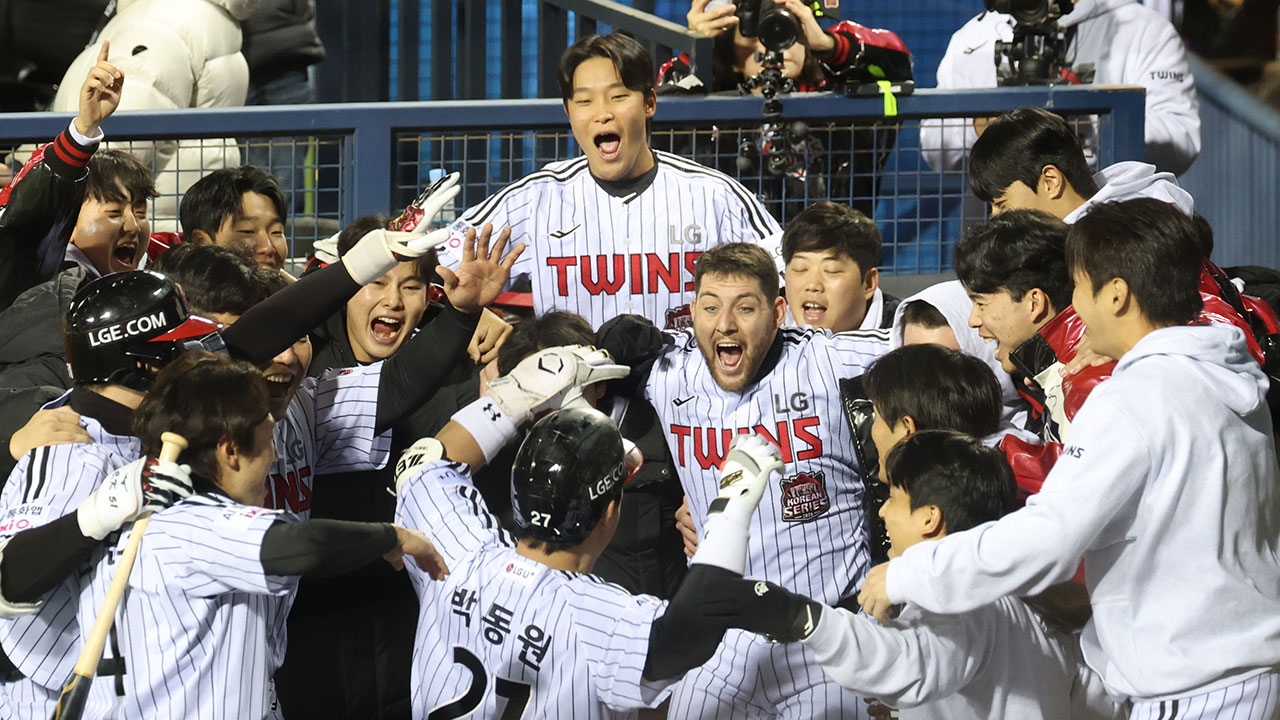 '홀로 5타점' LG 문보경, 한국시리즈 2차전 MVP 선정