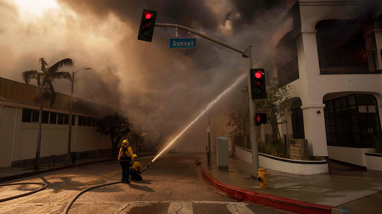 LA 산불로 할리우드 행사·제작 줄줄이 취소‥연예인들도 대피
