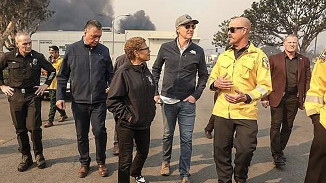 캘리포니아 주지사, 트럼프 맹폭에 "산불 현장 직접 와서 보라"