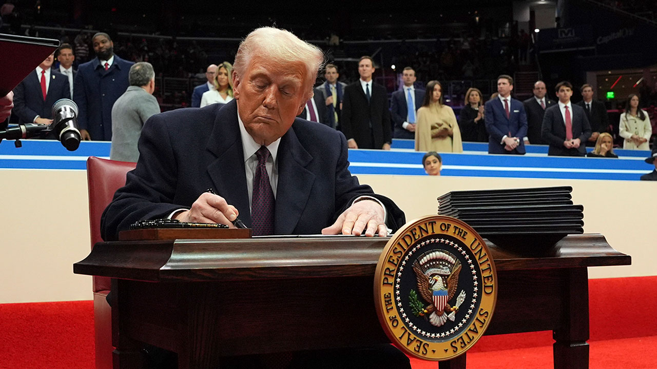 트럼프, 지지자들 앞에서 '파리 기후변화협정 재탈퇴' 서명