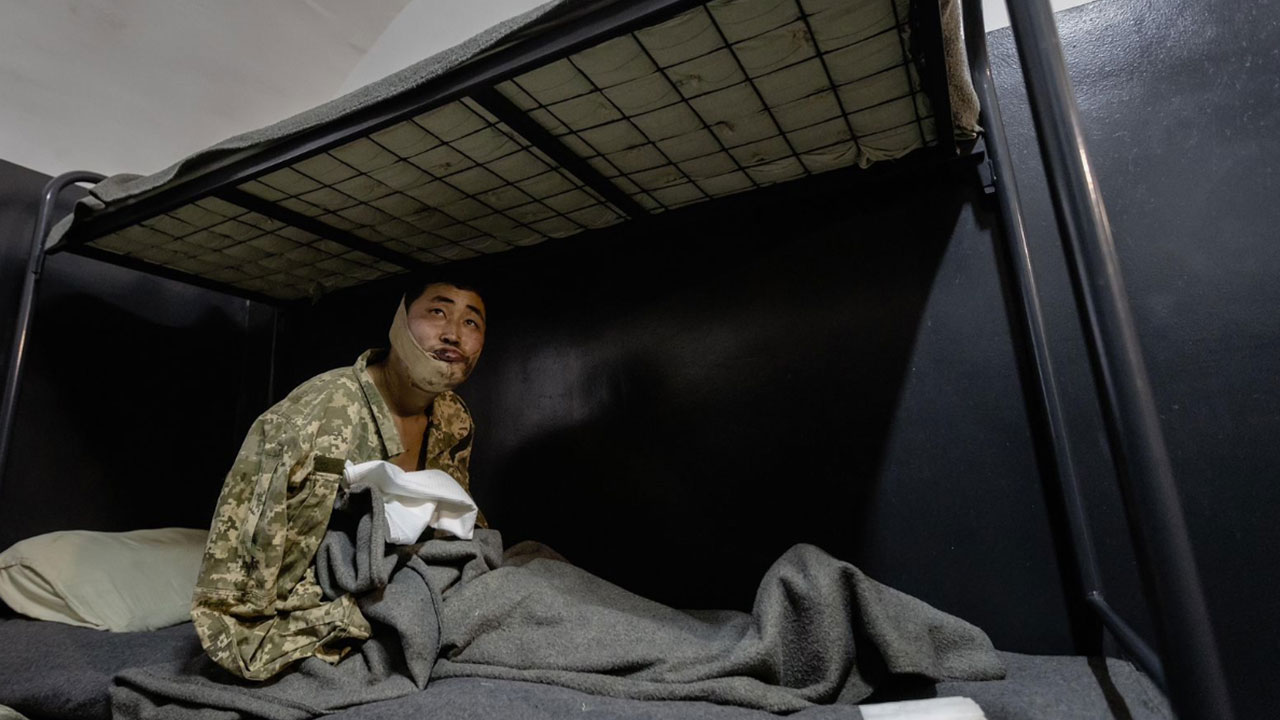 "북한군, 무거울까봐 방탄복도 벗고 돌격‥잡히면 수류탄 자폭"