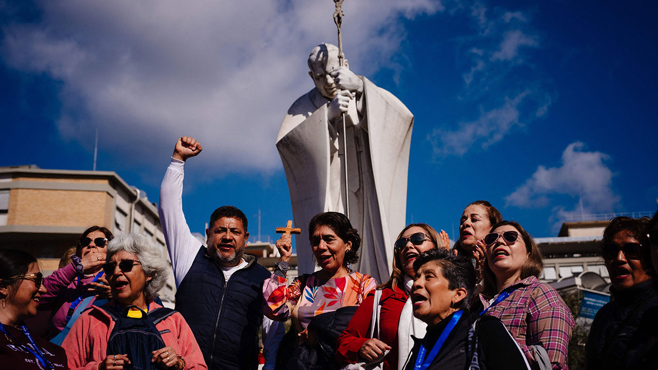 교황, 건강 상태 계속 호전 중‥"최대 고비는 넘긴 듯"