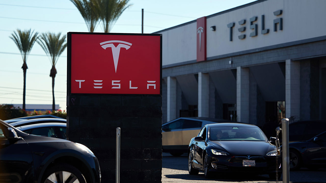 블룸버그 "테슬라 주가 폭락에 한국 투자자들 큰 손해 봐"